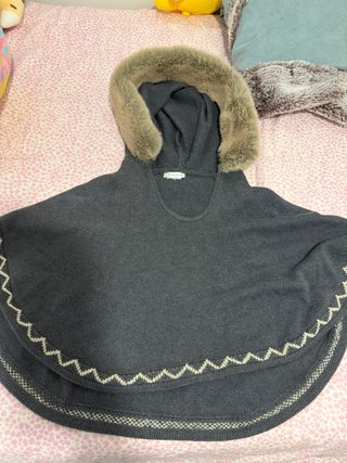 Poncho de punto para niña con capucha