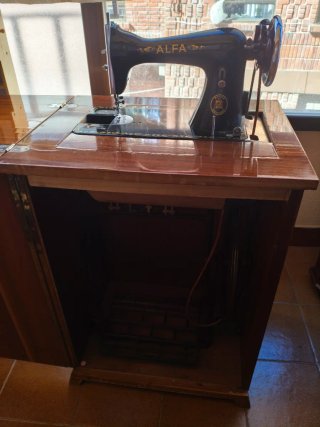 Máquina de coser Alfa con mueble