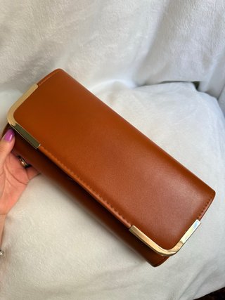 Bolso de mano tipo cartera marrón
