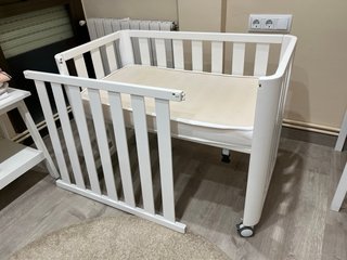Minicuna colecho blanca con ruedas