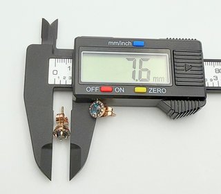 Pendiente de oro rosa de 18k. Peso: 2.53 gr.