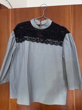 Camisa azul con encaje