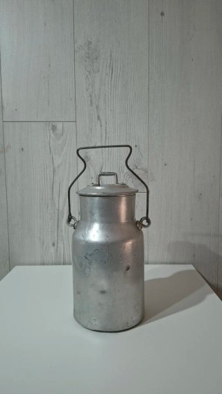 Lechera antigua de aluminio