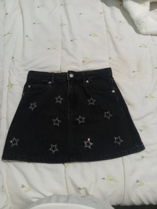 Falda corta negra con estrellas