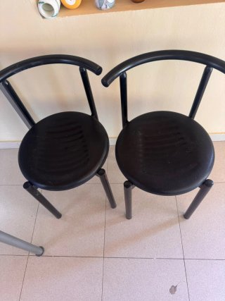 Juego de mesa y 2 sillas negras