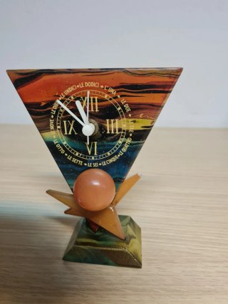 Orologio da tavolo triangolare decorativo artistic