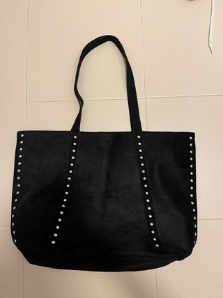Bolso grande negro con tachuelas