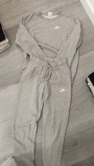 Conjunto deportivo Nike gris