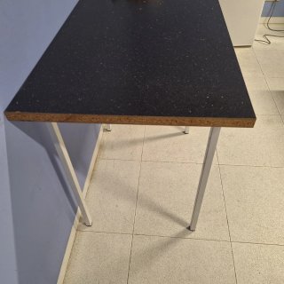 Mesa con tablero negro y estructura blanca