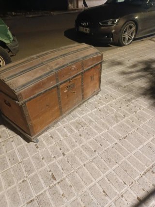 Baúl antiguo de madera y metal