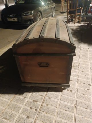 Baúl antiguo de madera y metal