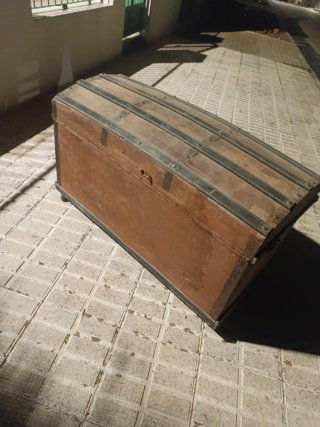 Baúl antiguo de madera y metal
