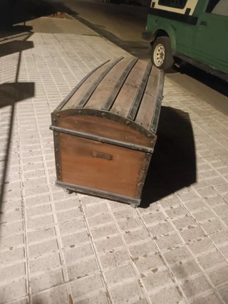 Baúl antiguo de madera y metal