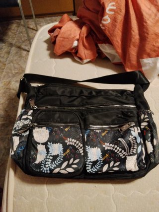 Bolso negro con estampado floral