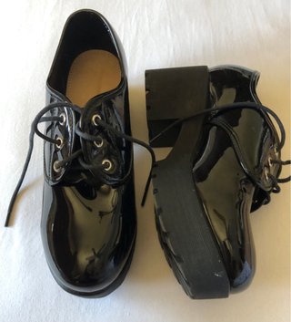 Zapato charol MaryPaz tacón cordones