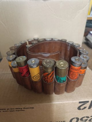 Canana de cuero con cartuchos antiguos