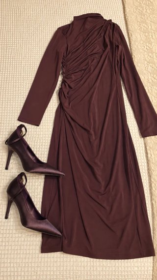 Look ZARA color morado, vestido y zapatos