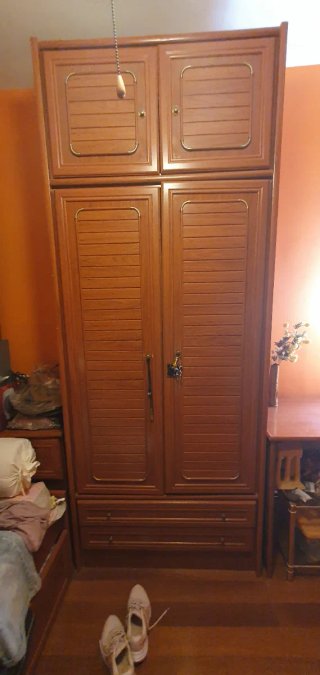 2 Armarios de madera con puertas y cajones