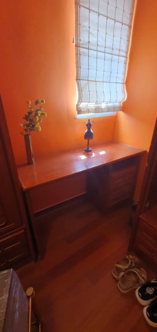 2 Armarios de madera con puertas y cajones