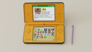 Nintendo DSi XL giallo con scheda SD 2 GB