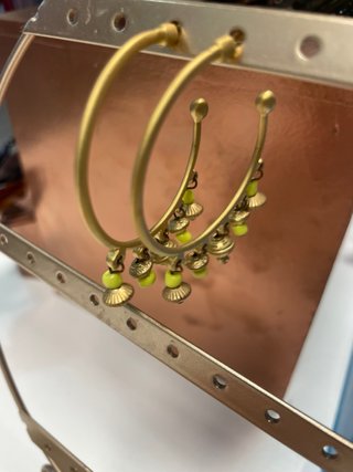 Pendientes aro dorados con abalorios amarillos