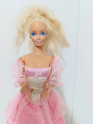 Muñeca Barbie con Vestido Rosa