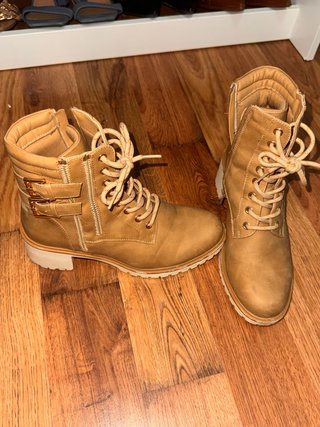 Botines Beige con Hebillas