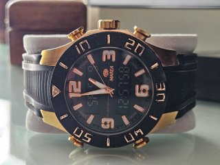 Reloj Marea Negro y Dorado