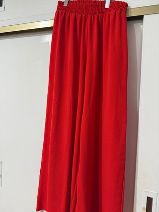 Pantalón Rojo de Corte Holgado y blusa elegante