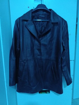 Gabardina corta de polipiel negra Zoteno