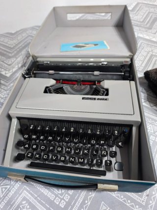 Máquina de escribir Olivetti Dora