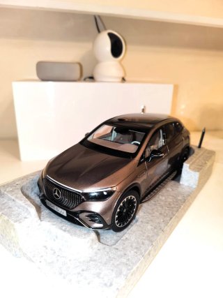 Modellino Mercedes EQS SUV 1/18