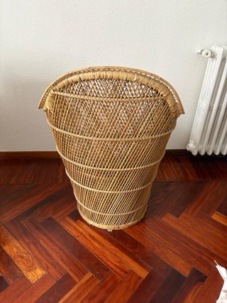 Sofá de mimbre con cojines florales