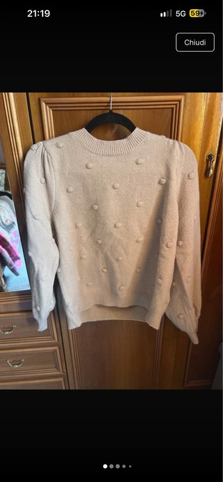 Maglia beige con dettagli a rilievo