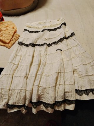 Falda larga blanca con encaje negro