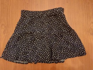 Falda corta negra con lunares blancos