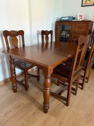 Mesa de comedor de madera con 4 sillas