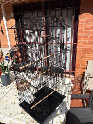 Jaula grande para pájaros negra.