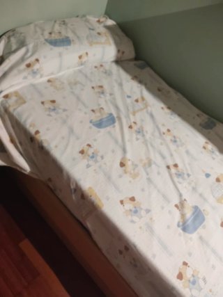 Cama individual 80 cm. Con cama supletoria debajo.
