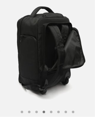Mochila de viaje negra con ruedas