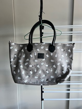 Bolso con estampado de plumas