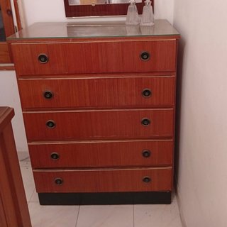 Cómoda de madera con 5 cajones