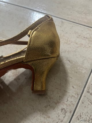 Zapatos de baile dorados con pedrería