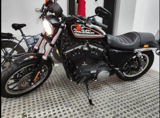 Harley-Davidson 883R Negra