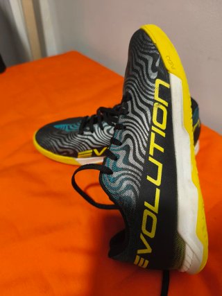 Zapatillas Fútbol Sala Negras y Amarillas