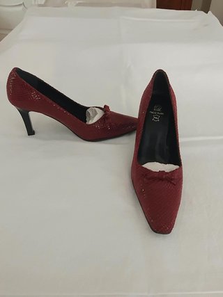 Zapatos de tacón rojos de piel