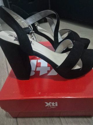 Sandalias de tacón Xti negras