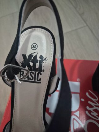 Sandalias de tacón Xti negras