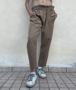 Pantaloni beige con elastico in vita