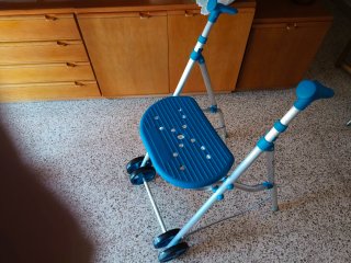 Andador azul con asiento y ruedas